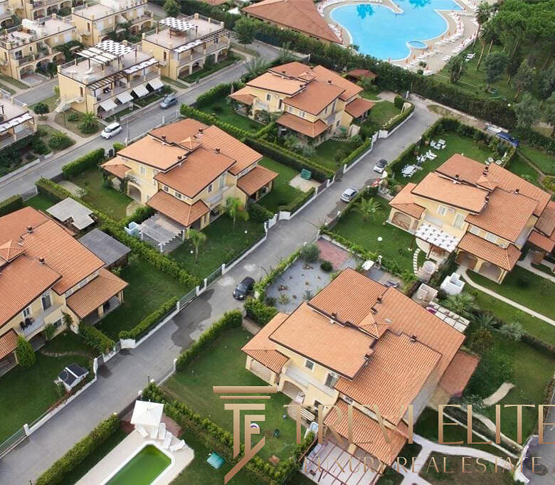 Роскошные виллы в элитном поселке с ухоженными территориями и бассейнами, предложение от агентства недвижимости Треви Элит. Высокий уровень комфорта и безопасности.