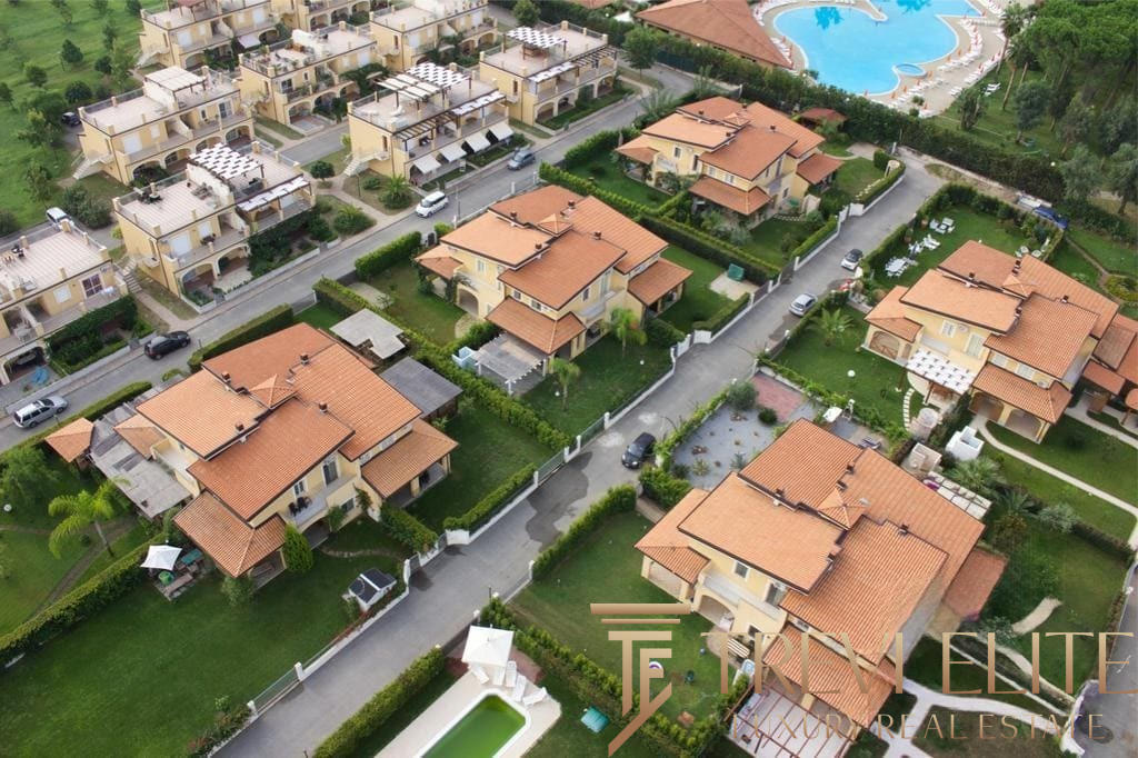 Роскошные виллы в элитном поселке с ухоженными территориями и бассейнами, предложение от агентства недвижимости Треви Элит. Высокий уровень комфорта и безопасности.