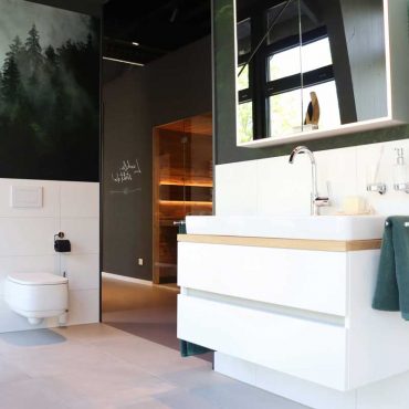 über uns Weißes Badezimmer mit Waldtapete in der Badausstellung