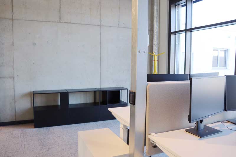 Loft-Stil Büro mit industriellem Design und großen Fenstern