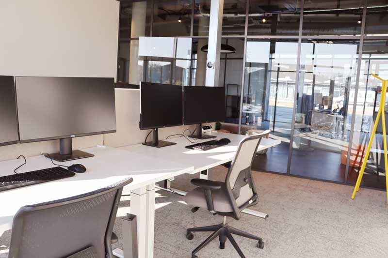 Helles Büro mit mehreren ergonomischen Arbeitsplätzen