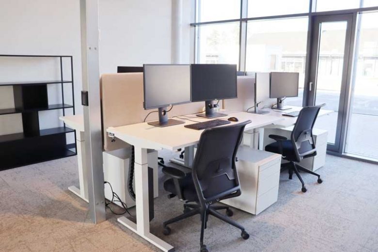 Helles Büro mit mehreren ergonomischen Arbeitsplätzen