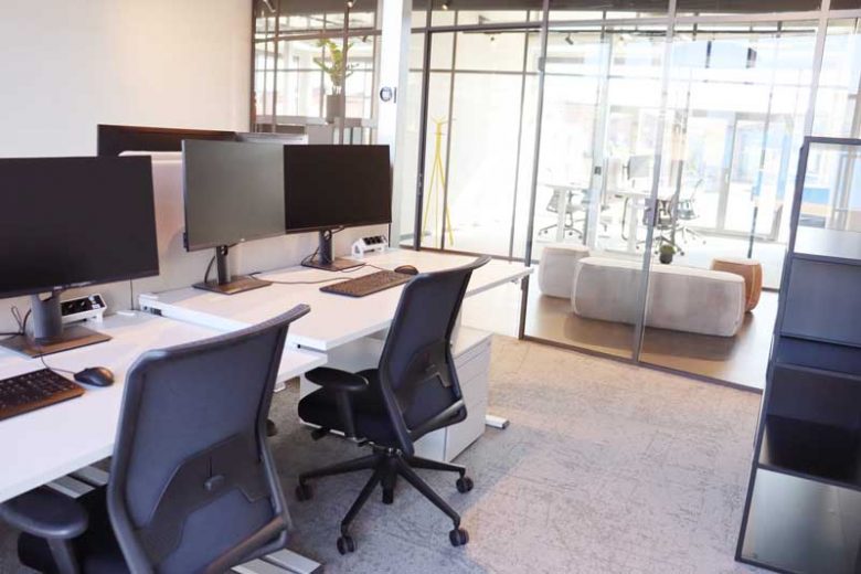 Helles Büro mit mehreren ergonomischen Arbeitsplätzen