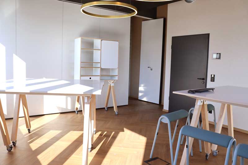 Der Flexroom ist ein Meetingroom mit Stehtischen und Stehsitzhockern. Enthalten ist zusätzlich noch ein Flipchart
