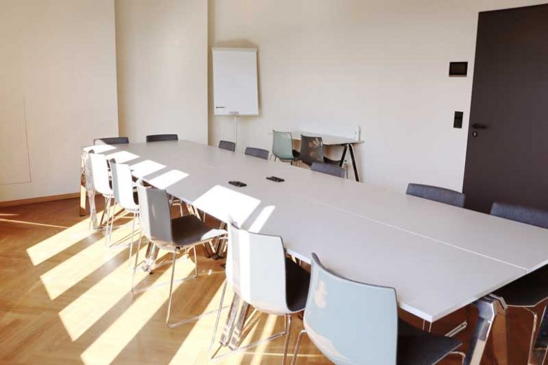 Stilvoller Konferenzraum mit großem Besprechungstisch