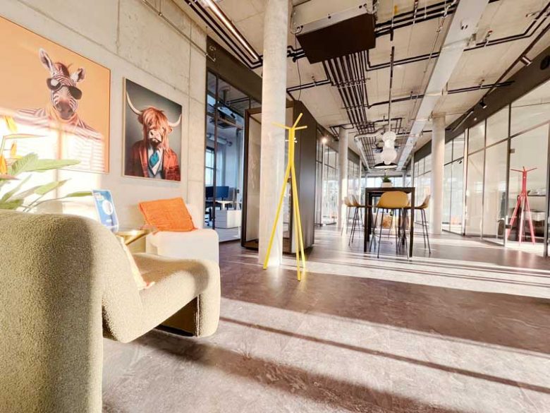 Loungebereich mit Kunst und moderner Einrichtung