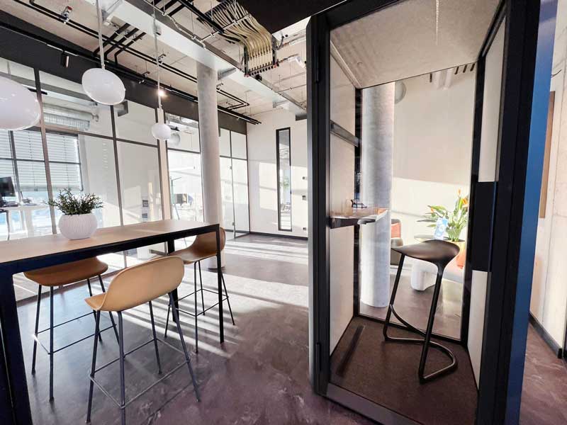 Loungebereich mit Kunst und moderner Einrichtung