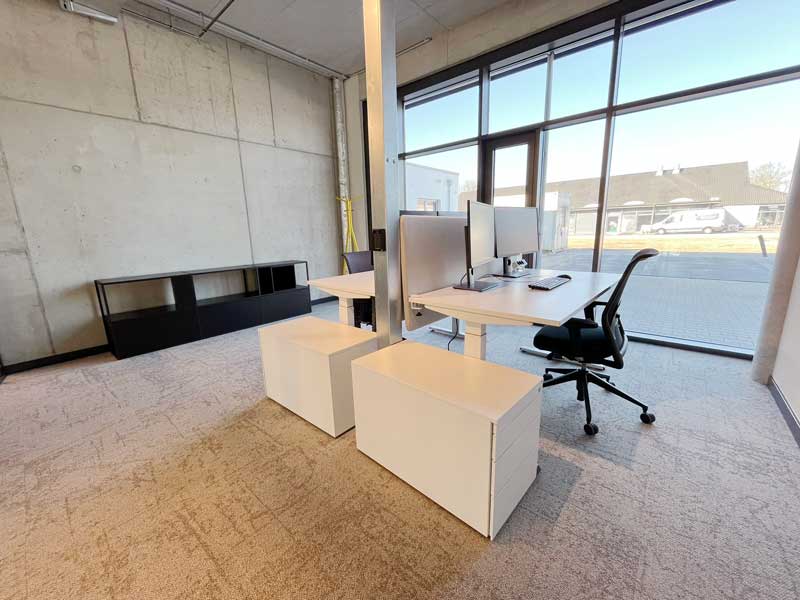 Loft-Stil Büro mit industriellem Design und großen Fenstern