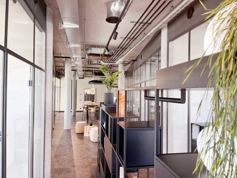 Loungebereich mit Kunst und moderner Einrichtung