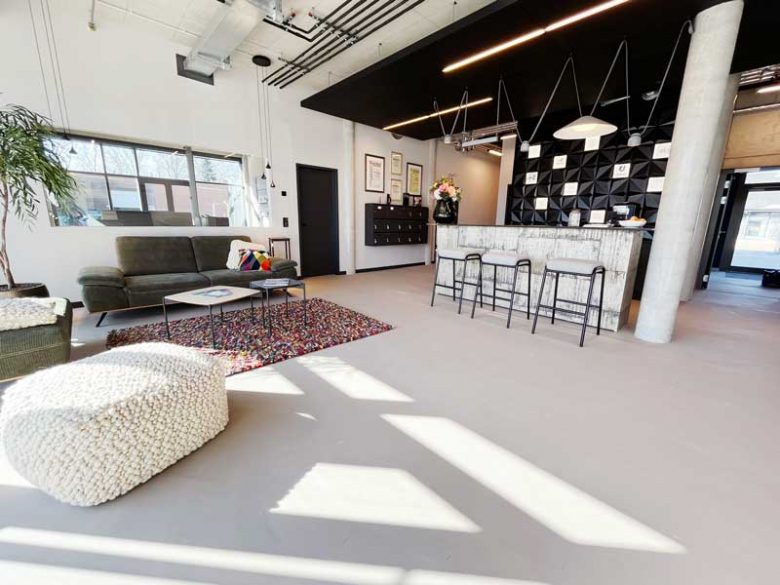 Offener Empfangsbereich mit moderner Bar