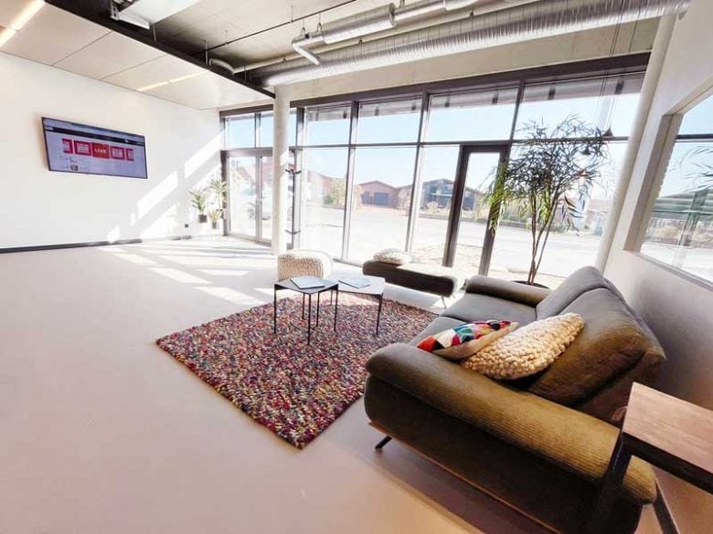 Gemütliche Lounge mit Sofas und großen Fenstern