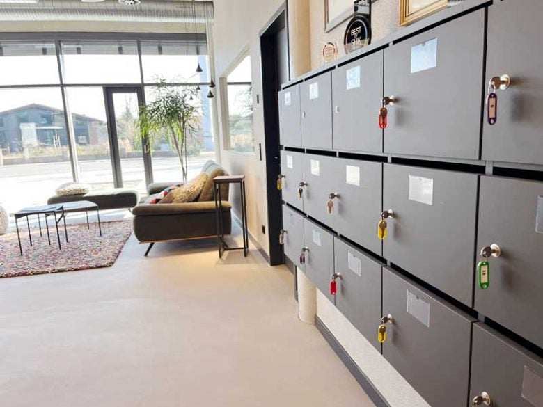 Briefkästen mit gemütlicher Sitzecke