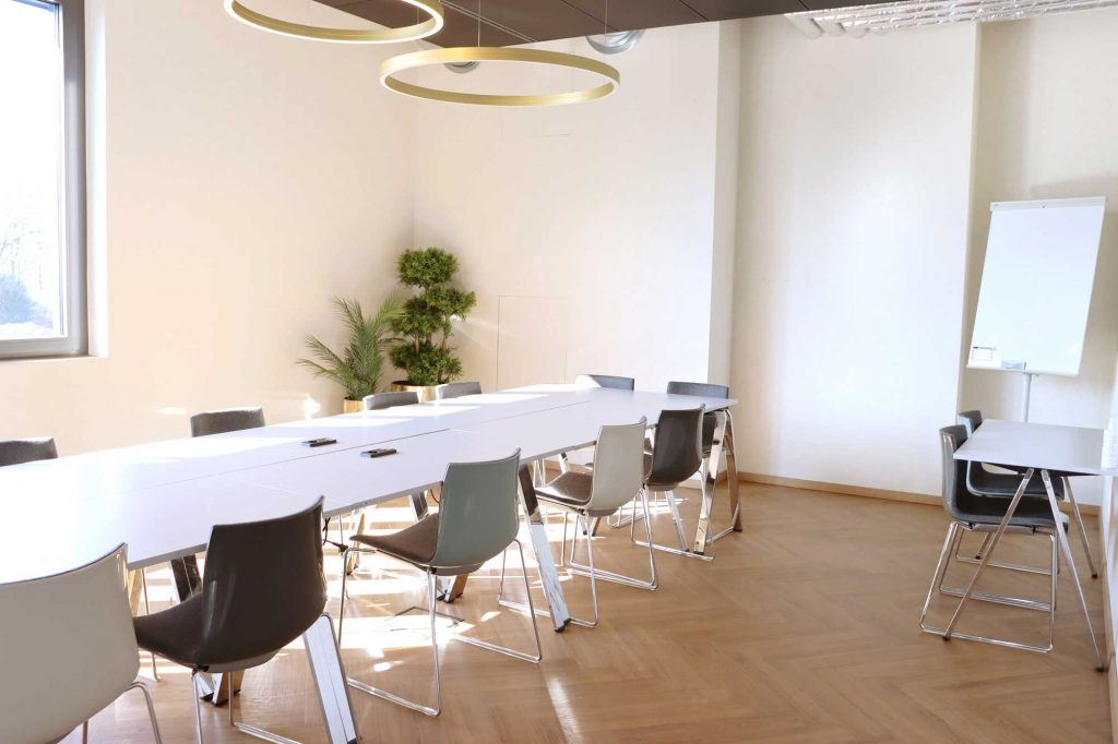 Stilvoller Konferenzraum mit großem Besprechungstisch