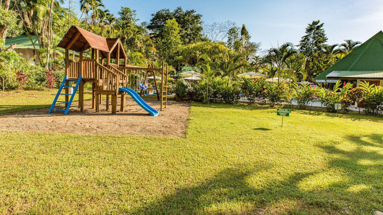 kids play area restaurant in dominical