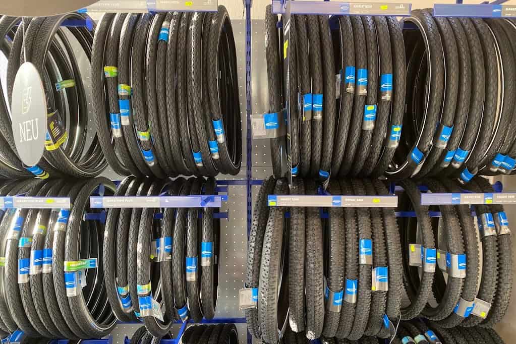 Verschiedene Fahrradreifen im Webers Fahrradshop in Bleckede.