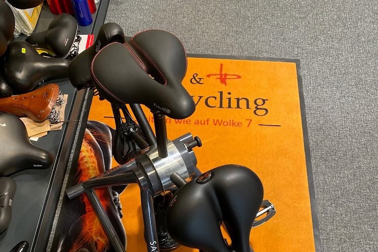 Fahrradsattel und Fahrradzubehör im Fahrradgeschäft Webers Fahrradshop.