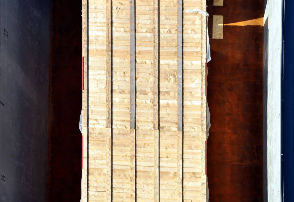 Holzpaletten in Lagerhalle, Baustoffe, nachhaltiges Material, Wolfgang Kurtz.