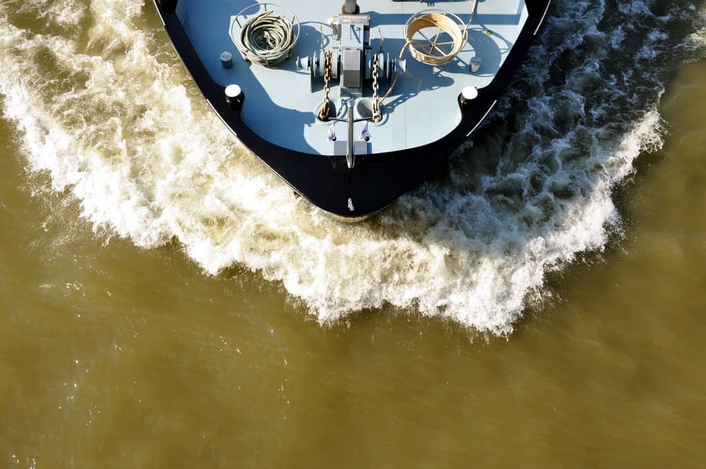 Hochsegele und maritime Sicherheitsausrüstung auf einem Schiff, Navigation und Seenschutz an Bord.