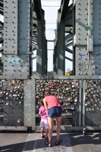Schlösser an einer Brücke in Berlin, symbolisch für Liebe und Verbundenheit.
