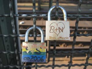 Herzschloss mit Liebe symbolisiert ewige Liebe, romantisches Geschenk für Paare, Liebe auf den ersten Blick, Schmuck für Verliebte, Liebe in der Natur.