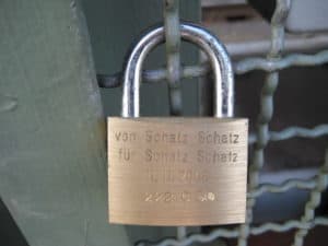 Schloss von Wolfgang Kurtz, kunstvoll gestaltet, als Kunstobjekt und Symbol für Sicherheit.