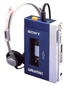 Kopfhörer mit Sony Walkman, portable Musikplayer, vintage Audio-Gerät, Musik hören, tragbarer Player.