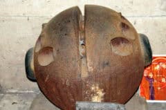 Höhlenmaske aus Bronze, antike Kunst, archäologische Fund, Wolfgang Kurtz, Keramik Kunst, historische Skulptur.