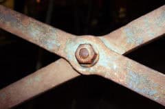 Verrosteter Metallbügel, industrielle Konstruktion, robustes Material, Edelstahl, technische Verbindung.