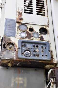 Veraltetes, rostiges Steuerungspanel mit sichtbaren Korrosionsspuren und Beschädigungen.