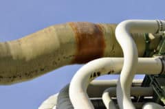 Abgasrohr an Industriepipeline, Umweltschutz, Innovation, Industrialisierung.