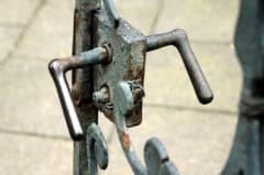 Alte rostige Türgriff für historische oder antike Gestaltung.