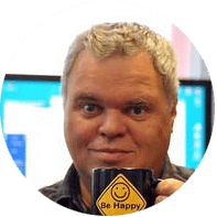 Freudiger Mann mit Kaffee und Lächeln, Wolfgang Kurtz, sympathisches Porträt.