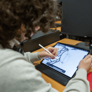 Utilizador a desenhar digitalmente numa tablet para formação online.