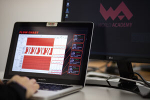 Imagem de computador com gráficos de fluxo de dados, destacando formação em tecnologia e inovação.