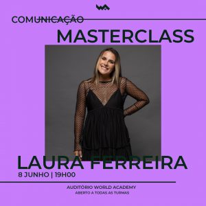 Imagem de uma mulher sorridente participando de uma masterclass na World Academy, focada em comunicação e desenvolvimento pessoal.