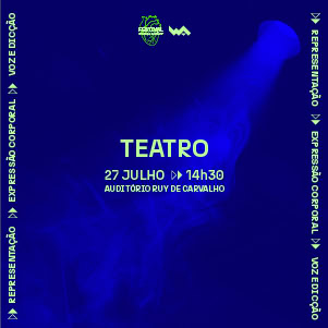 Imagem de um palco de teatro com iluminação azul, ideal para apresentações e workshops culturais em Lisboa.