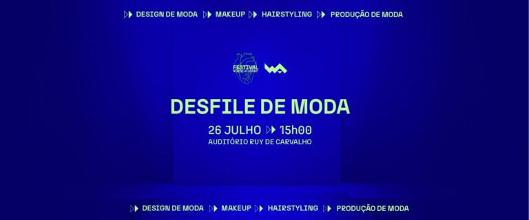 Imagem de um desfile de moda na Escola de Moda da World Academy, com estudantes no palco.