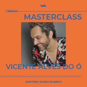 Retrato de Vicente Alves do Ó durante masterclass na World Academy, inovação em formação de cinema.