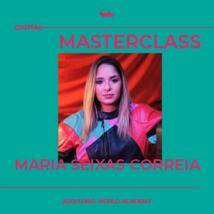 Imagem de uma jovem mulher participando na Masterclass da World Academy, aprendendo habilidades avançadas.