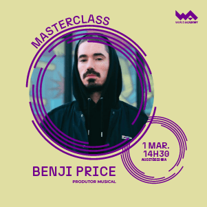 Imagem de Benji Price, produtor musical, anunciando masterclass no auditório da World Academy.
