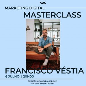 Imagem de um homem em uma sessão de masterclass, falando em um ambiente moderno.