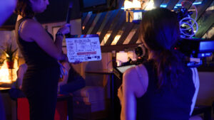 Imagem de uma equipe de produção de conteúdo audiovisual durante filmagem ou montagem.