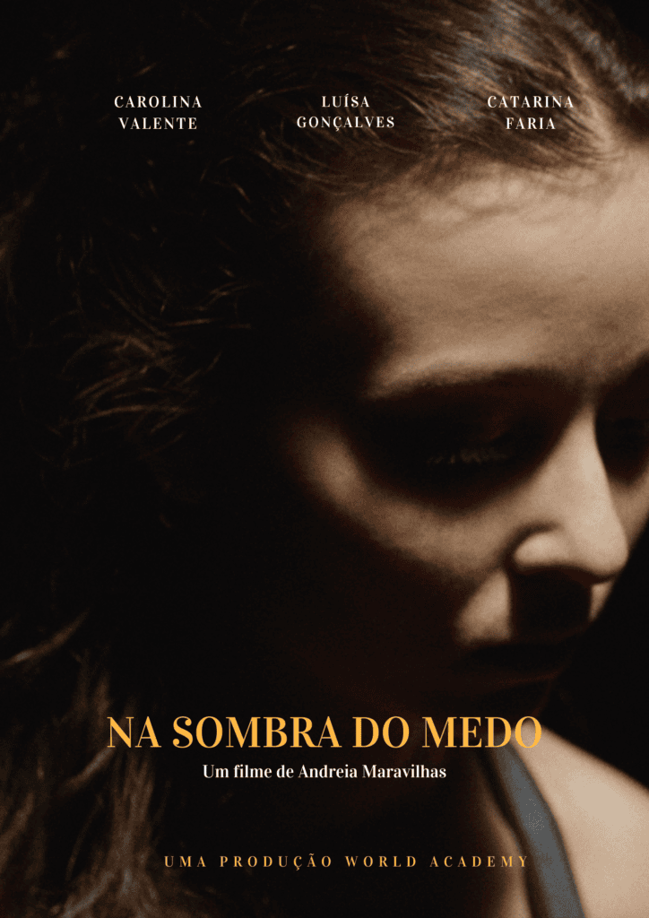 Fotografia de uma jovem atriz em gravação de filme, segurando uma claquete, durante produção cinematográfica.