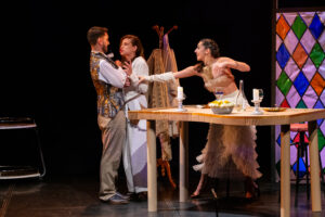 Atuações em palco com produção teatral de alta qualidade, focada em teatro de arte e performance vocal.