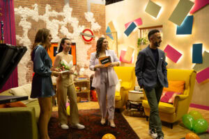 Fotografia de um evento com pessoas sorridentes em ambiente moderno, promovendo formação inovadora e educacional.