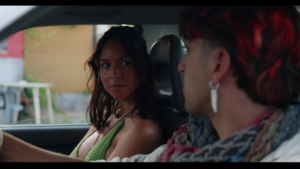 Imagem de duas mulheres conversando dentro de um carro, destacando diversidade e comunicação intercultural.