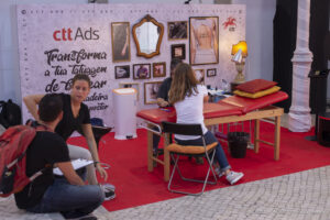 Imagem de uma booth de tatuagens com pessoas interagindo com artistas.