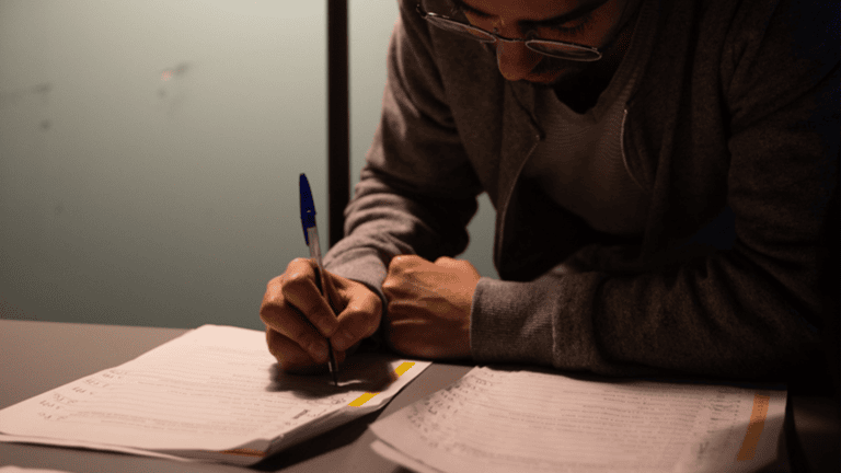 ESCRITA PARA CINEMA, TELEVISÃO E TEATRO - Aluno a escrever um guião