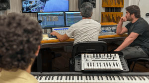 Alunos em aula no estúdio de som