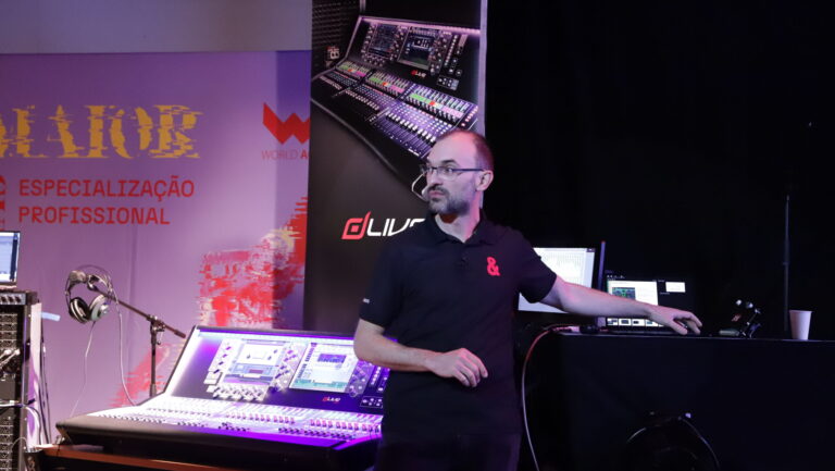 Mesa de mixagem digital e ambiente de formação musical avançada.